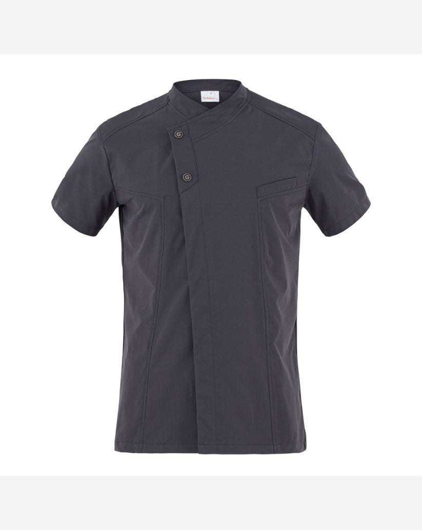 Giacca uomo grigia in poliestere con collo alla francese, abbottonatura nascosta, maniche corte e pannello in rete posteriore.