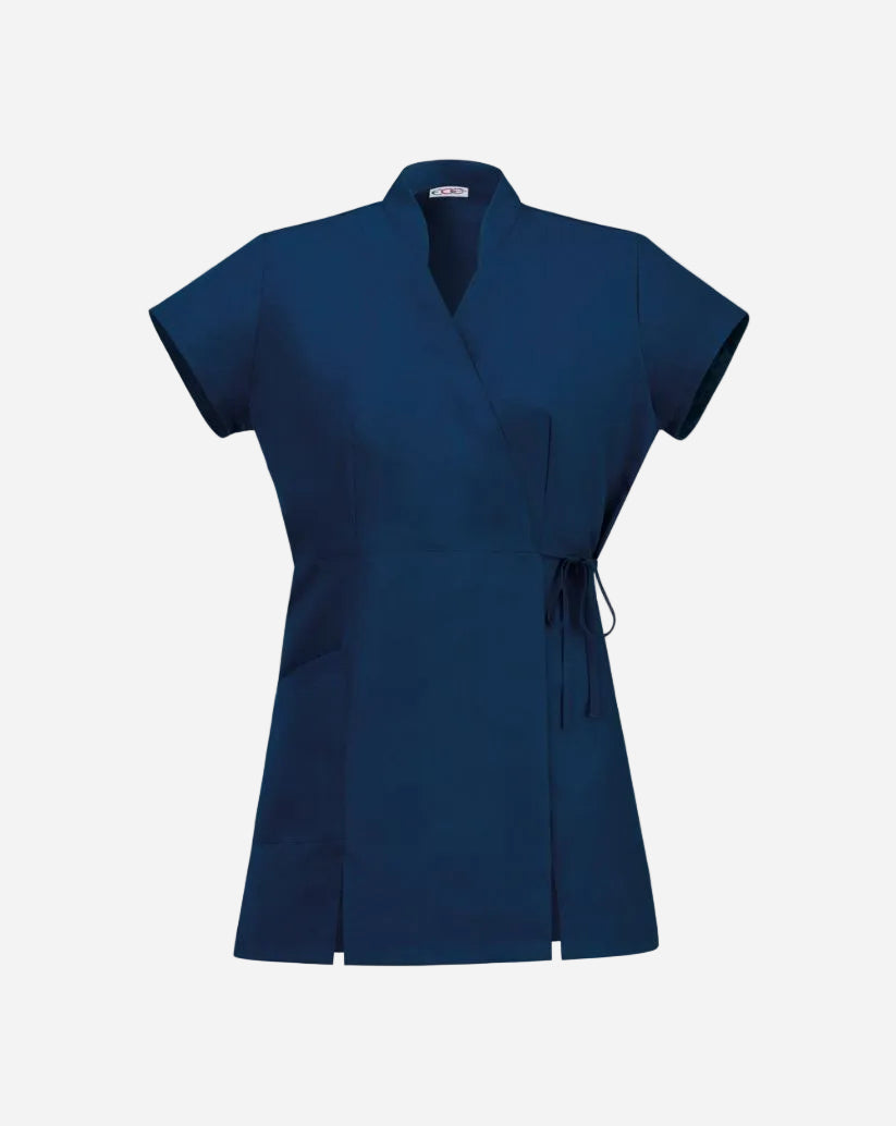 Kimono blu a manica corta con tasca laterale, doppia allacciatura in vita e spacchi laterali per facilitare il movimento.