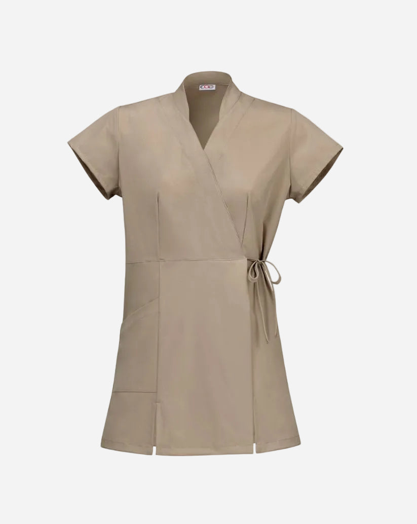 Kimono beige a manica corta con tasca laterale, doppia allacciatura in vita e spacchi laterali per facilitare il movimento.