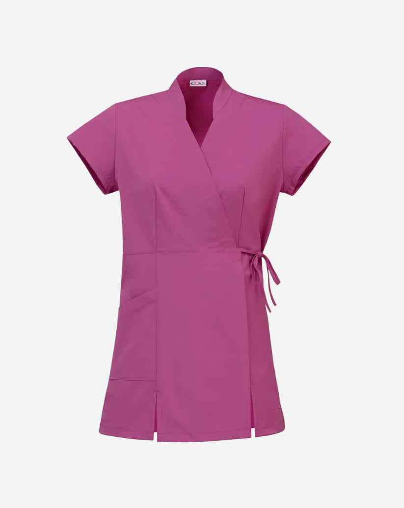 Kimono purple a manica corta con tasca laterale, doppia allacciatura in vita e spacchi laterali per facilitare il movimento.