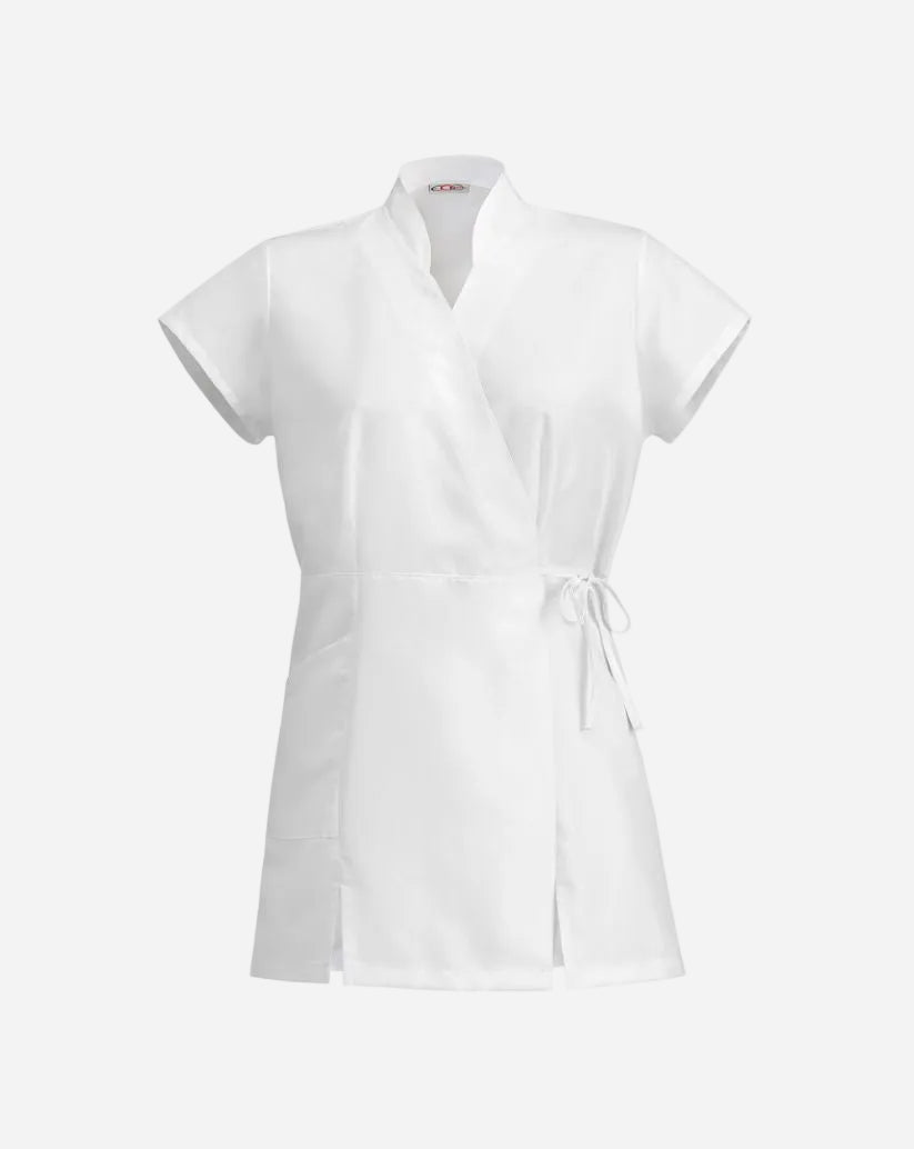 Kimono bianco a manica corta con tasca laterale, doppia allacciatura in vita e spacchi laterali per facilitare il movimento.