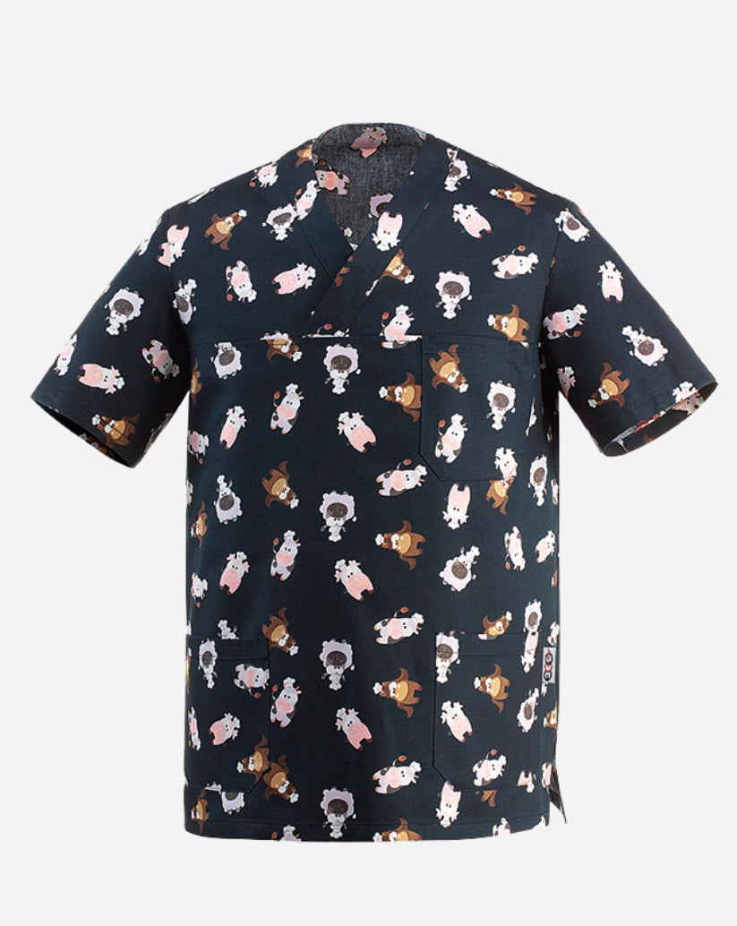 Casacca unisex con scollo a V in misto cotone nero, caratterizzata da una simpatica fantasia multicolore con animali della fattoria stilizzati (mucche, maialini e cavalli), dotata di taschino sul petto e due ampie tasche inferiori.