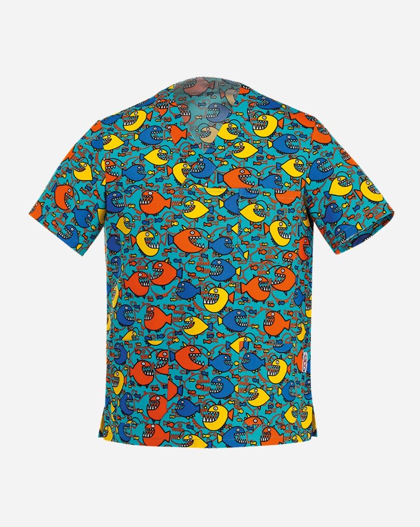 Casacca unisex con scollo a V in misto cotone azzurro, caratterizzata da una vivace fantasia multicolore di pesci palla e squali stilizzati in tonalità arancione, giallo e blu, dotata di taschino sul petto e due tasche inferiori.