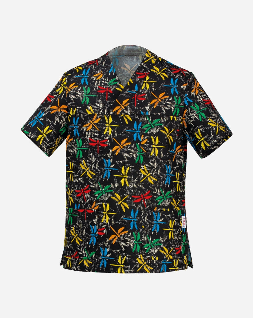 Casacca unisex con scollo a V in misto cotone nero, caratterizzata da una vivace fantasia a libellule multicolore su uno sfondo a texture grafica chiara, con taschino sul petto e due ampie tasche inferiori.