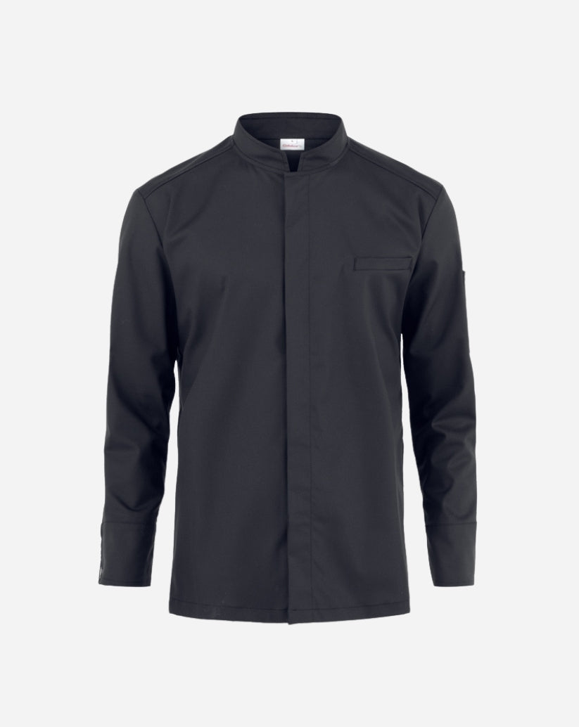 Giacca nera in Tencel elasticizzato con collo coreano a squadra, abbottonatura nascosta, taschino e maniche con polso a camicia.