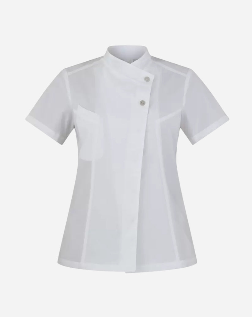 Giacca donna bianca in poliestere con collo alla francese, abbottonatura nascosta, maniche corte e pannello in rete posteriore.