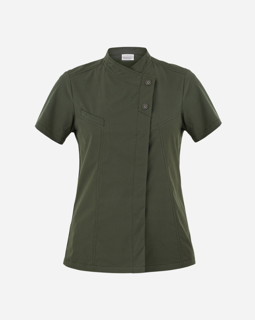 Giacca donna verde militare in poliestere con collo alla francese, abbottonatura nascosta, maniche corte e pannello in rete posteriore.