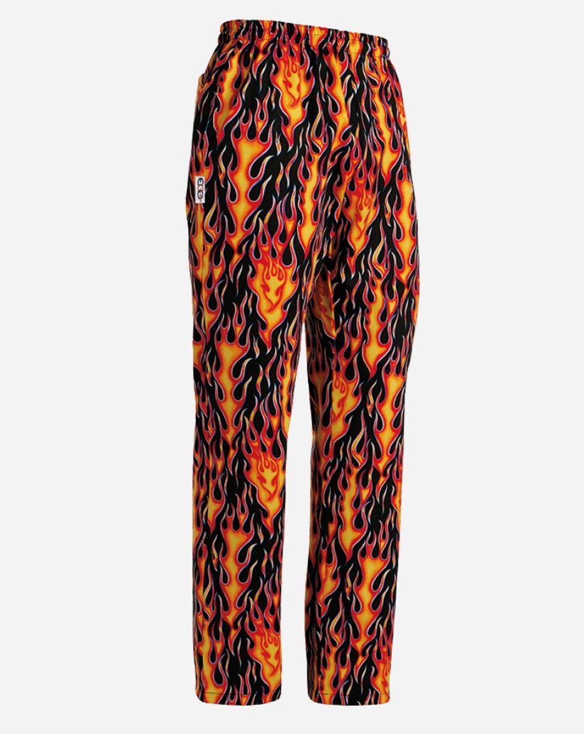 Pantalone unisex con fantasia a fiamme in misto cotone e poliestere, tre tasche, cordino interno e vestibilità regular.