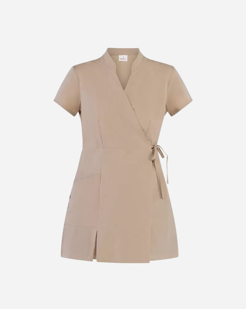 Kimono donna beige in microfibra con collo alla coreana, scollo a incrocio con lacci laterali e maniche corte.