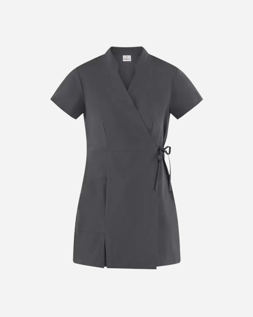 Kimono donna grigio in microfibra con collo alla coreana, scollo a incrocio con lacci laterali e maniche corte.