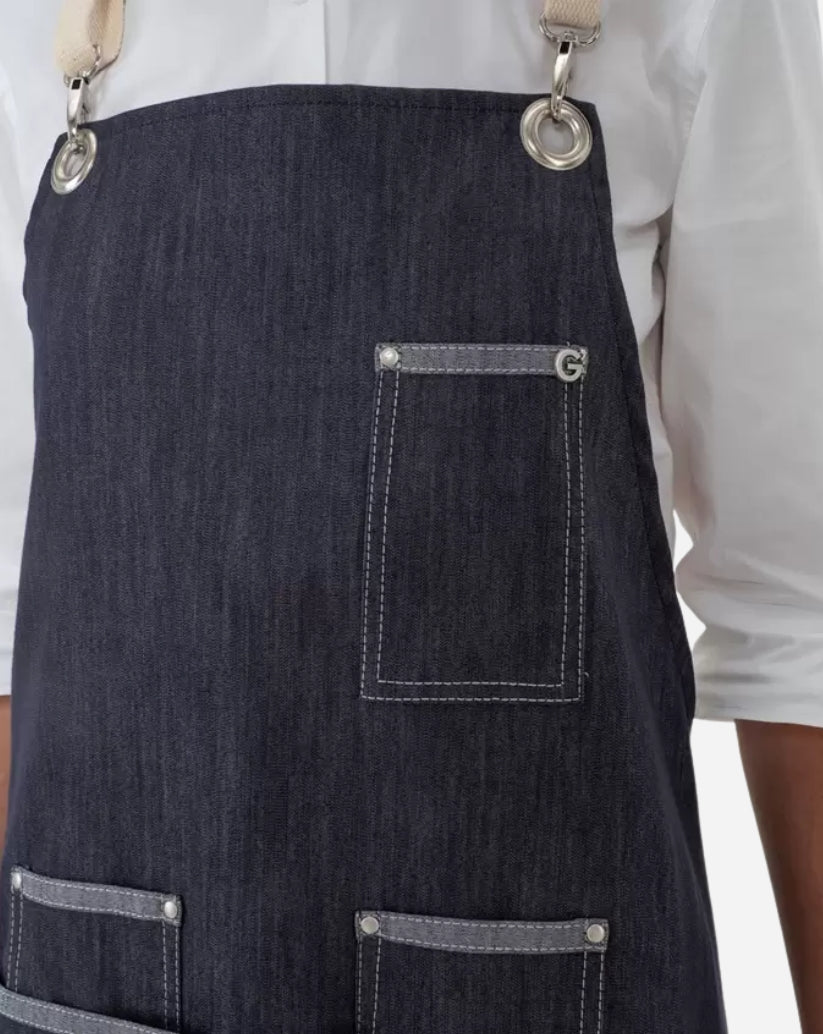 Grembiule unisex in blue jeans stretch bretelle regolabili, con tre portapenne, due tasche ampie e vele in nikel.