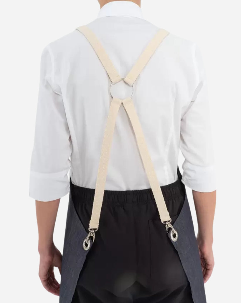 Grembiule unisex in blue jeans stretch bretelle regolabili, con tre portapenne, due tasche ampie e vele in nikel.