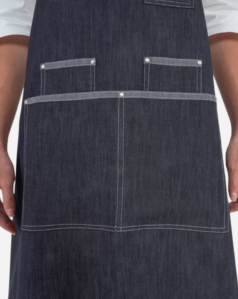 Grembiule unisex in blue jeans stretch bretelle regolabili, con tre portapenne, due tasche ampie e vele in nikel.