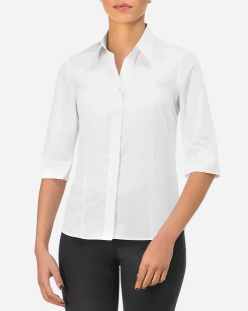 Camicia donna bianca in poli-cotone con bottoni tono su tono, colletto semi-rigido, maniche a tre quarti e linea sfiancata.
