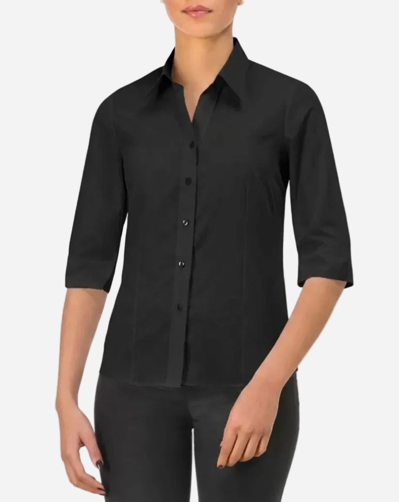 Camicia donna nera in poli-cotone con bottoni tono su tono, colletto semi-rigido, maniche a tre quarti e linea sfiancata.