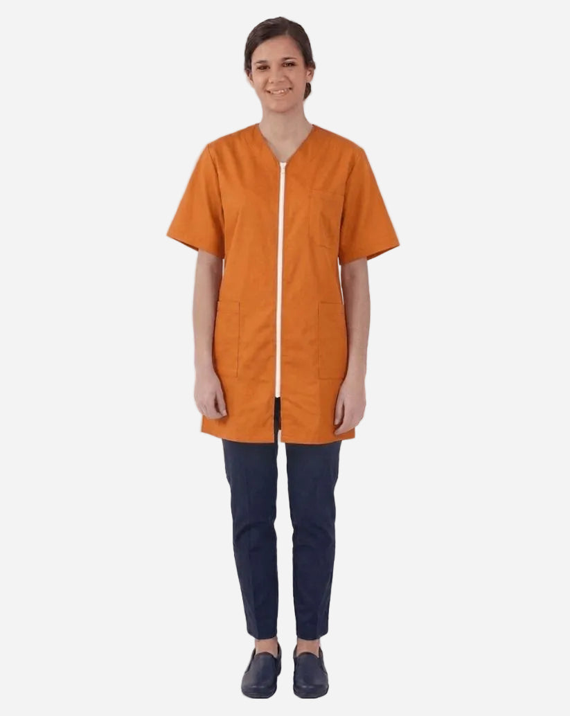 Casacca donna arancione a manica corta in misto cotone e poliestere con scollo a V, zip centrale e due tasche laterali.