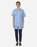 Casacca donna azzurra a manica corta in misto cotone e poliestere con scollo a V, zip centrale e due tasche laterali.
