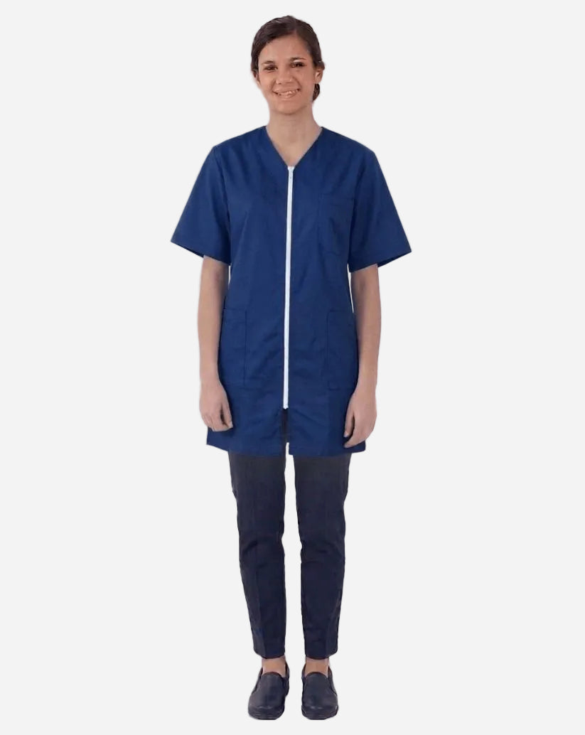 Casacca donna blu notte a manica corta in misto cotone e poliestere con scollo a V, zip centrale e due tasche laterali.