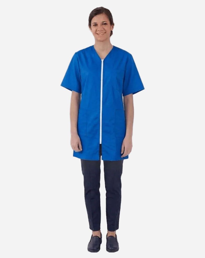 Casacca donna bluette a manica corta in misto cotone e poliestere con scollo a V, zip centrale e due tasche laterali.