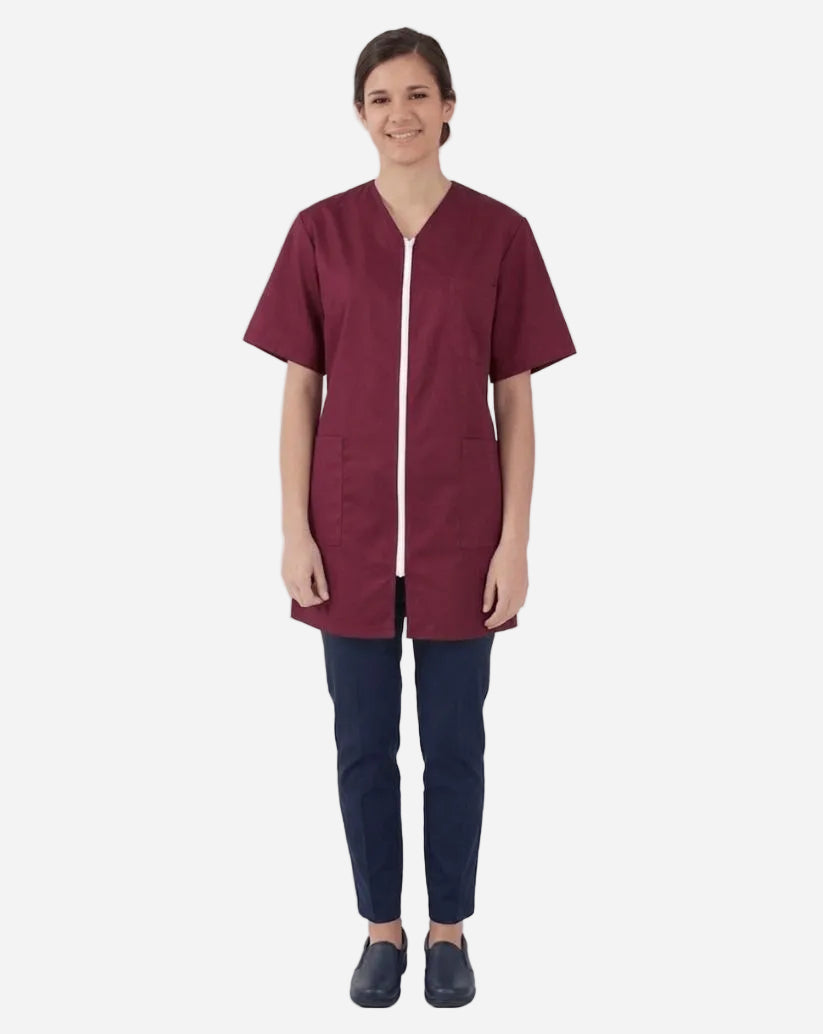 Casacca donna bordeaux a manica corta in misto cotone e poliestere con scollo a V, zip centrale e due tasche laterali.