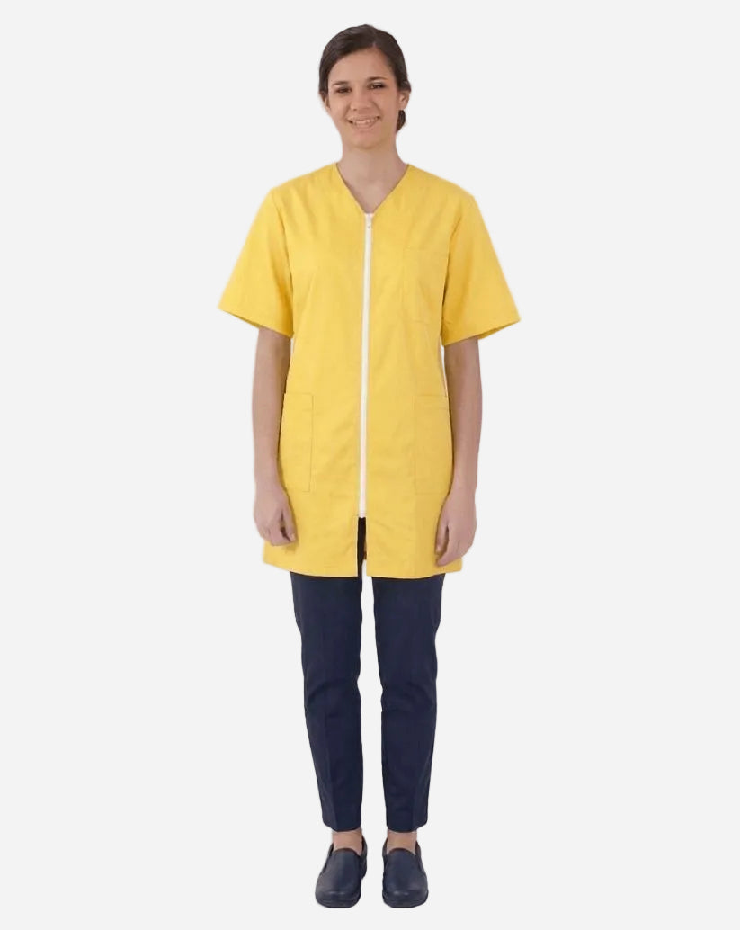 Casacca donna giallo  a manica corta in misto cotone e poliestere con scollo a V, zip centrale e due tasche laterali.