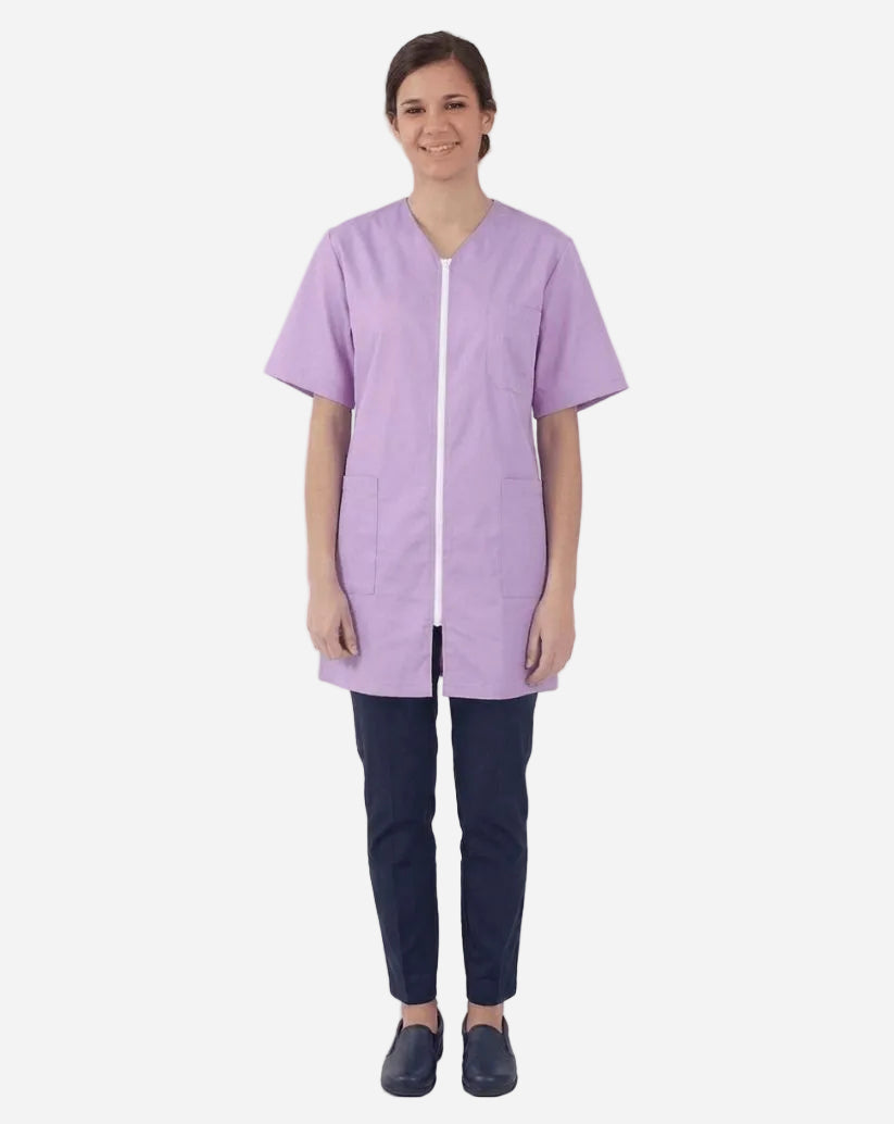 Casacca donna lilla a manica corta in misto cotone e poliestere con scollo a V, zip centrale e due tasche laterali.