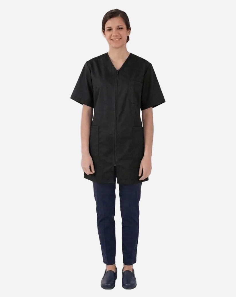 Casacca donna nera a manica corta in misto cotone e poliestere con scollo a V, zip centrale e due tasche laterali.