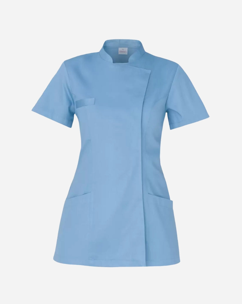 Casacca donna azzurra in satin elasticizzato con collo alla coreana, abbottonatura nascosta, maniche corte e linea slim fit.