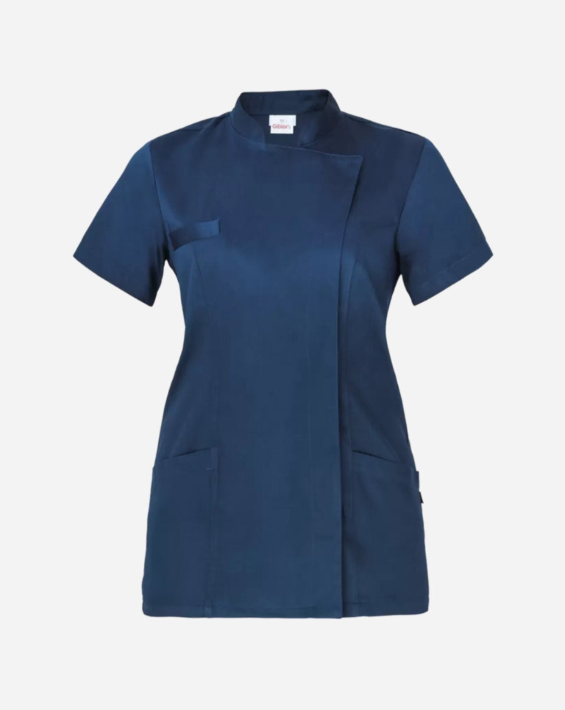 Casacca donna blu in satin elasticizzato con collo alla coreana, abbottonatura nascosta, maniche corte e linea slim fit.