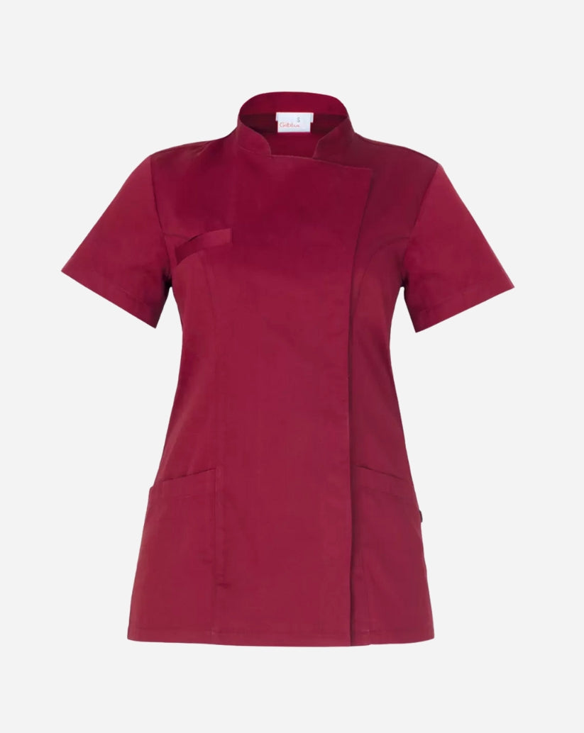 Casacca donna bordeaux in satin elasticizzato con collo alla coreana, abbottonatura nascosta, maniche corte e linea slim fit.