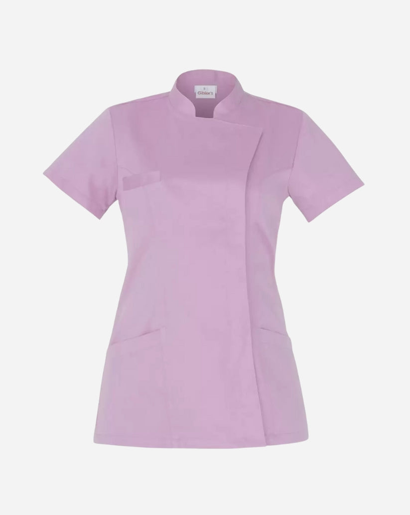 Casacca donna lilla in satin elasticizzato con collo alla coreana, abbottonatura nascosta, maniche corte e linea slim fit.