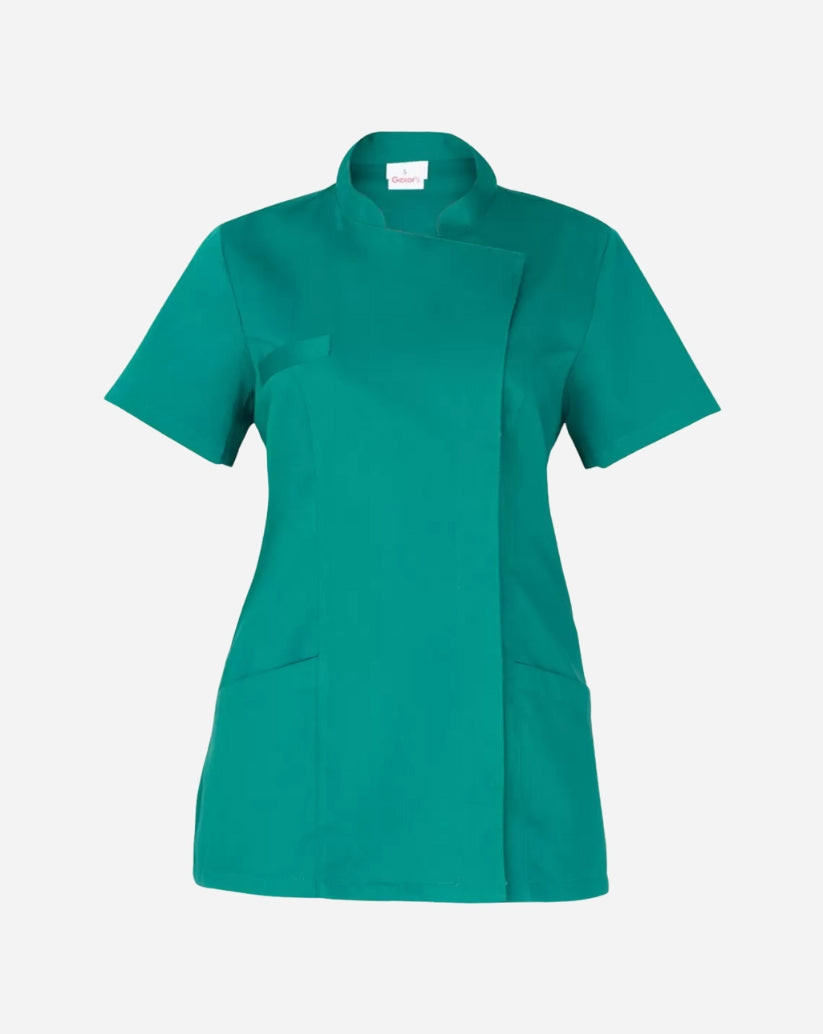 Casacca donna verde in satin elasticizzato con collo alla coreana, abbottonatura nascosta, maniche corte e linea slim fit.