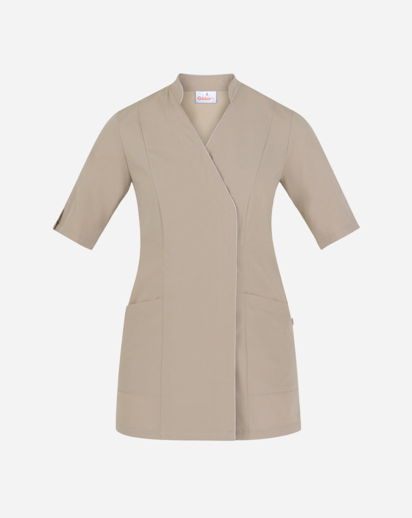 Casacca donna beige in microfibra con collo alla coreana, abbottonatura nascosta, maniche a tre quarti e rifiniture bianche a contrasto.