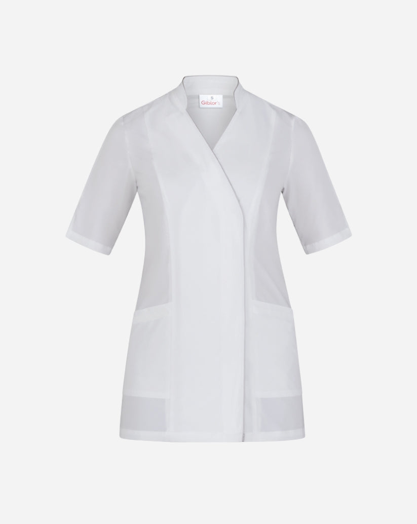 Casacca donna bianca in microfibra con collo alla coreana, abbottonatura nascosta, maniche a tre quarti e rifiniture grigie a contrasto.