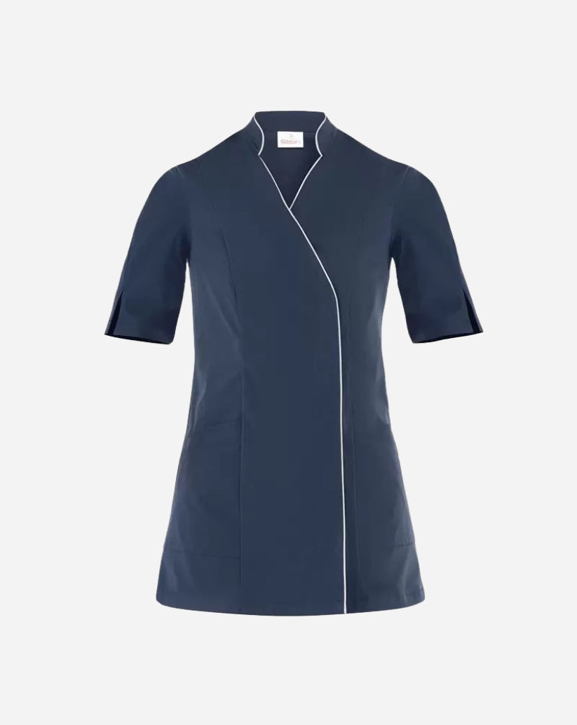 Casacca donna blu in microfibra con collo alla coreana, abbottonatura nascosta, maniche a tre quarti e rifiniture bianche a contrasto.