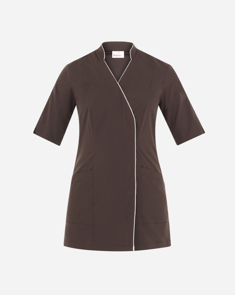 Casacca donna marrone in microfibra con collo alla coreana, abbottonatura nascosta, maniche a tre quarti e rifiniture bianche a contrasto.