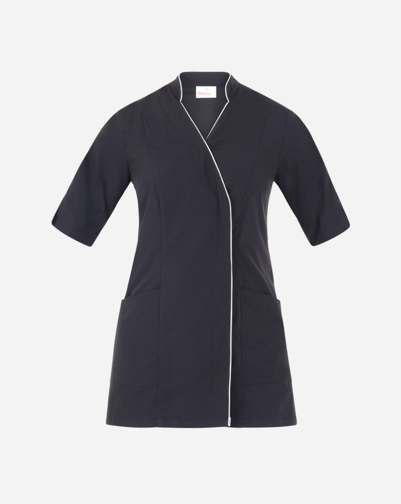 Casacca donna nera in microfibra con collo alla coreana, abbottonatura nascosta, maniche a tre quarti e rifiniture bianche a contrasto.